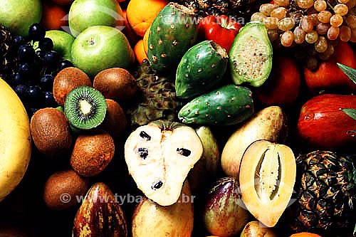  Frutas brasileiras diversas incluindo graviola, abacate, kiwui, uva e maçã - Brasil 