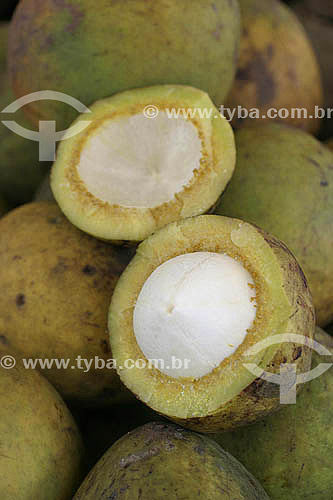  (Platonia insignis) Fruta - Bacuri exposto no Mercado Ver-O-Peso - Belém - Pará - Brasil - 2004  - Belém - Pará - Brasil