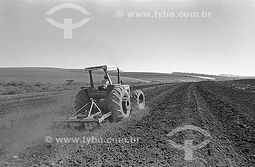  Agricultura - Máquina agrícola - Trator trabalhando a terra para plantio  
