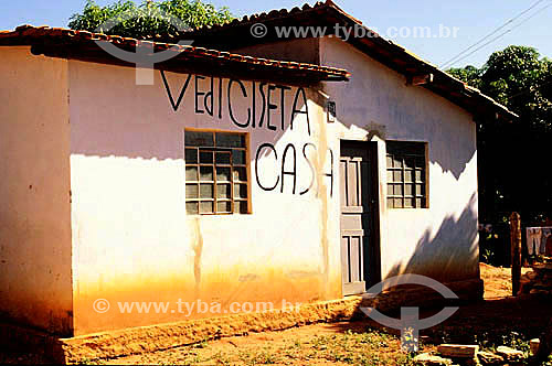  Casa modesta com anúncio com erro de português 