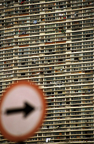  Fachada de prédio de população de baixa renda com placa de trânsito em primeiro plano - São Paulo - SP - Brasil  - São Paulo - São Paulo - Brasil