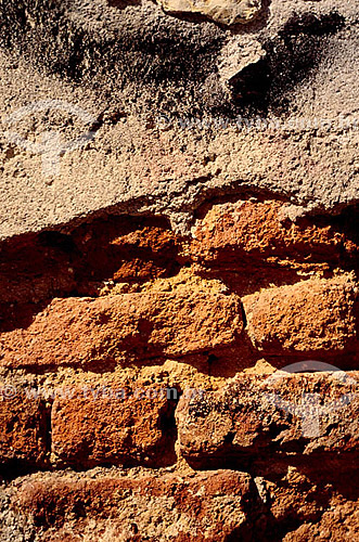  Detalhe de muro: tijolo e cimento 