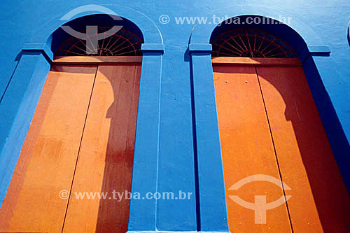  Detalhe de arquitetura - Portas de madeira em fachada colorida - Santa Teresa - Rio de Janeiro - RJ - Brasil  - Rio de Janeiro - Rio de Janeiro - Brasil