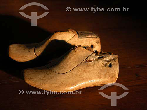  Fôrmas de madeira para fabricaçao de sapatos         