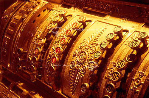  Máquina registradora dourada antiga 