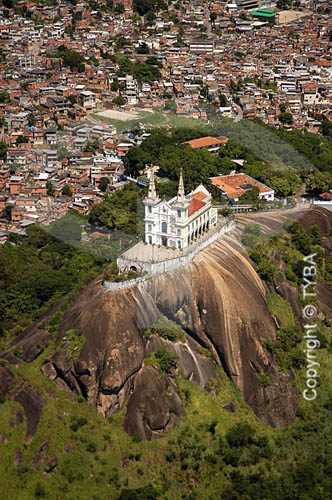  Vista aérea mostrando a Igreja da Penha e favelas - Rio de Janeiro - RJ - Brasil / Data: 2005 