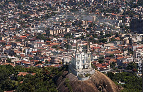  Vista aérea mostrando a Igreja da Penha and neighborhood - Rio de Janeiro - RJ - Brasil / Data: 2005 