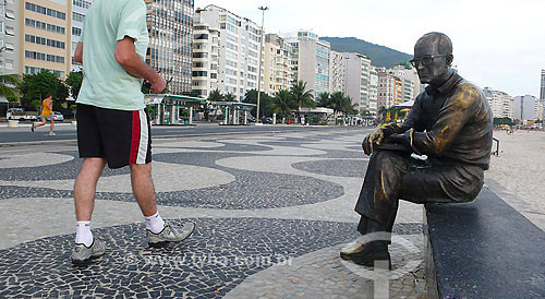  Estátua de Carlos Drummond de Andrade (Autoria: Lao Santana - 2002) baseada em foto de Rogério Reis - Copacabana - Rio de Janeiro - RJ - Dezembro de 2007  - Rio de Janeiro - Rio de Janeiro - Brasil
