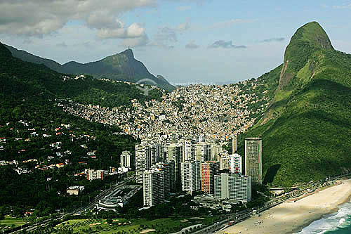  Favela da Rocinha ao centro com o morro Dois Irmãos a direita e o Cristo Redentor ao fundo  - Rio de Janeiro - Rio de Janeiro - Brasil