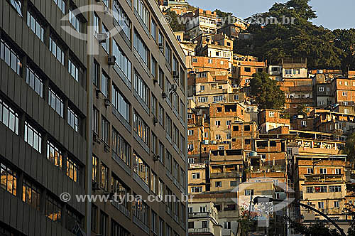  Favela do Cantagalo com um prédio ao lado - Rio de Janeiro - RJ - Brasil - Março de 2007  - Rio de Janeiro - Rio de Janeiro - Brasil