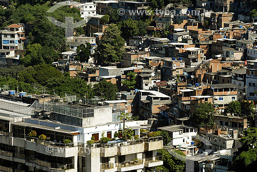  Prédio e favela Morro da Babilônia ao fundo - Rio de Janeiro - RJ - Brasil  - Rio de Janeiro - Rio de Janeiro - Brasil