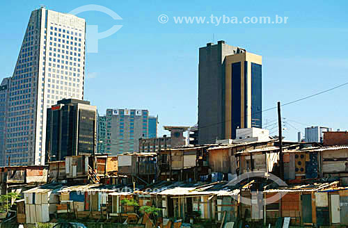  Favela em São Paulo com prédios ao  fundo - Avenida L. Carlos Berrini - SP - Brasil  - São Paulo - São Paulo - Brasil