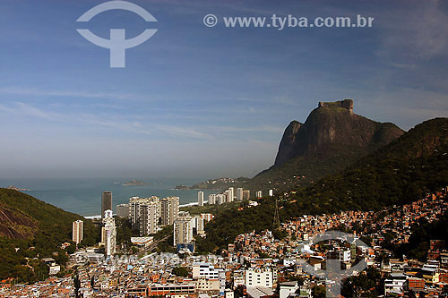  Vista aérea da favela Rocinha com Pedra da Gávea ao fundo - Rio de Janeiro - RJ - Brasil - 2007  - Rio de Janeiro - Rio de Janeiro - Brasil