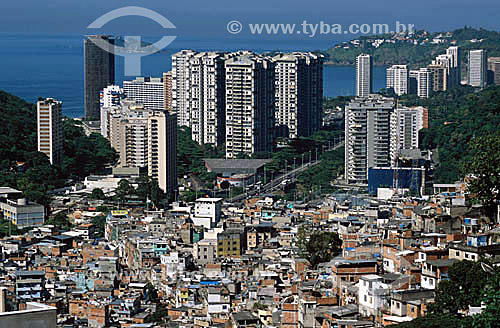  Barracos da Favela da Rocinha em primeiro plano e os prédios de São Conrado ao fundo  - Rio de Janeiro - Rio de Janeiro - Brasil