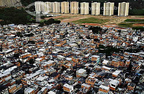  Favela de Rio das Pedras com prédio ao fundo - Rio de Janeiro - RJ - Brazil - Data: 1994 