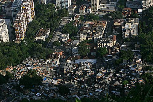  Vista aérea do Morro ou Favela de Santa Marta com prédios de Botafogo ao fundo  - Rio de Janeiro - Rio de Janeiro - Brasil
