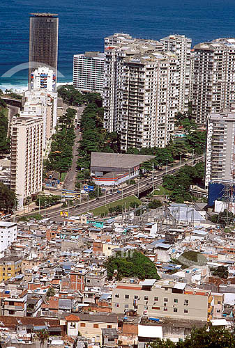  Favela da Rocinha com São Contado ao fundo - Rio de Janeiro - RJ - Brasil  / Data: 2002 
