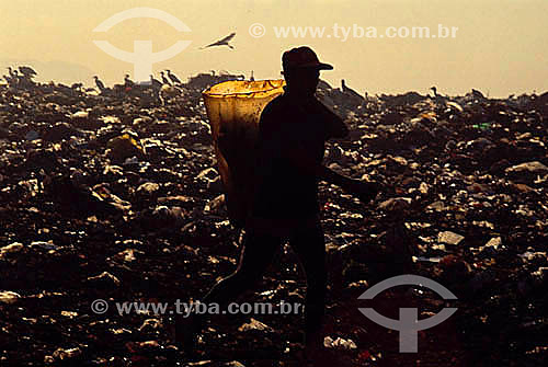  Silhueta de catadores de lixo com balde no Aterro Sanitário - Jardim Gramacho - RJ - Brasil / Data: 2010 