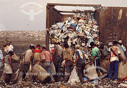  Aterro sanitário - Lixão - 600 pessoas em média coletam material para reciclagem além de comida e roupas. -  Jardim Gramacho - Duque de Caxias  - RJ - Brasil / Data: 2010 