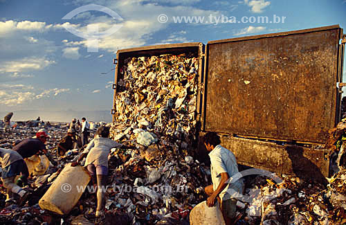  Aterro sanitário - Lixão - 600 pessoas em média coletam material para reciclagem além de comida e roupas. -  Jardim Gramacho - Duque de Caxias  - RJ - Brasil  - Duque de Caxias - Rio de Janeiro - Brasil