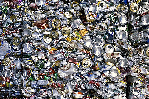 Lixo reciclável - latas de refrigente e cerveja amassadas 