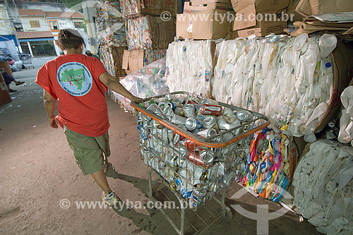  Assunto: Catador de latas - Reciclagem do Alumínio no Brasil  / Local: São Paulo / Data: 2007 