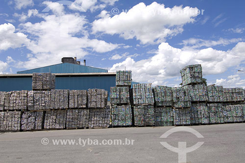  Assunto: Latas de alúminio armazenadas para reciclagem - Novelis / Local: Pindamonhangaba - São Paulo (SP) - Brasil / Data: 2007 