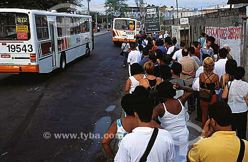  Problemas urbanos - fila em ponto de ônibus em Acari, subúrbio do Rio de Janeiro  - Rio de Janeiro - Rio de Janeiro - Brasil