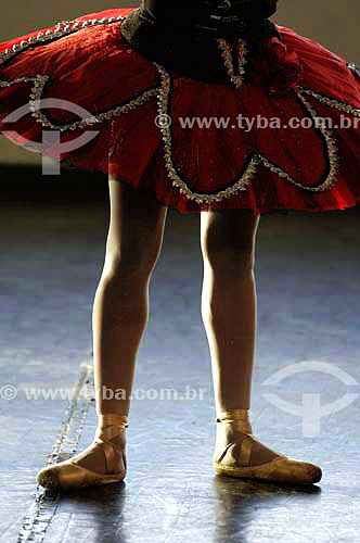  Detalhe das pernas e roupas de uma dançarina de balé 