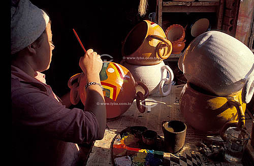  Artesanato em barro - Artesã pintando vasos - Brasil 