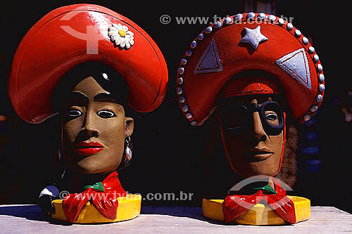  Artesanato em barro - Lampião e Maria Bonita - Porto Seguro - BA - Brasil  - Porto Seguro - Bahia - Brasil