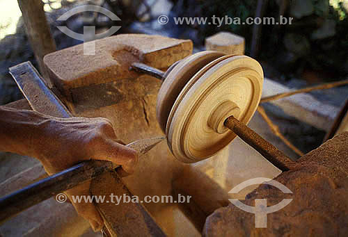  Artesanato em Barro - Mãos de artesão trabalhando - Brasil 