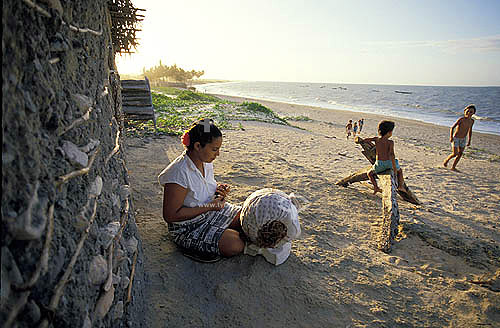  Rendeira - Renda de bilro - Artesanato em tecido - Praia de Almofala  - Itarema - Ceará - Brasil