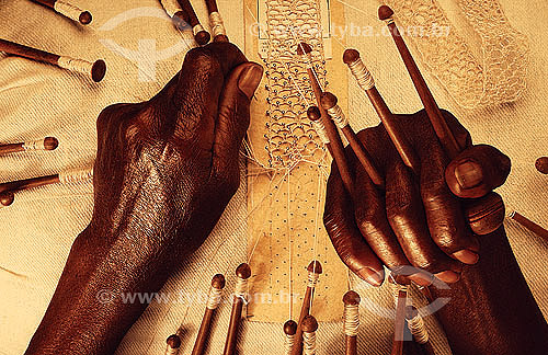  Artesanato em tecido - detalhe de mãos de mulher negra tecendo renda de bilro  - Brasil