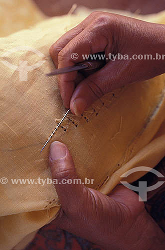  Artesanato em tecido - Detalhe das mãos femininas fazendo costura  - Ceará - Brasil