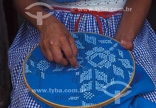  Artesanato em tecido - Mãos de mulher fazendo costura - Canoa Quebrada  - Aracati - Ceará - Brasil