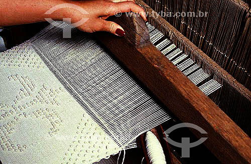  Artesanato em tecido - Mulher trabalhando em um tear  - Brasil