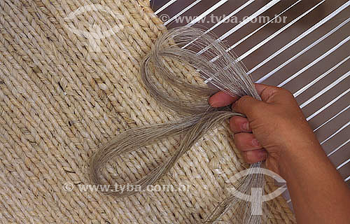  Artesanato - Detalhe de mãos tecendo tapete de sisal,  fibra vegetal da planta Agave sizalana - Minas Gerais - Brasil  - Minas Gerais - Brasil