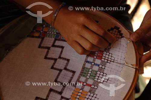  Mãos de mulheres fazendo bordado - Rio São Francisco  - Pão de Açúcar - Alagoas - Brasil