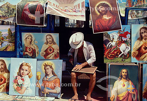  Feira de artesanato - artesão com chapéu trabalhando em imagens de santos - Brasil  - Brasil