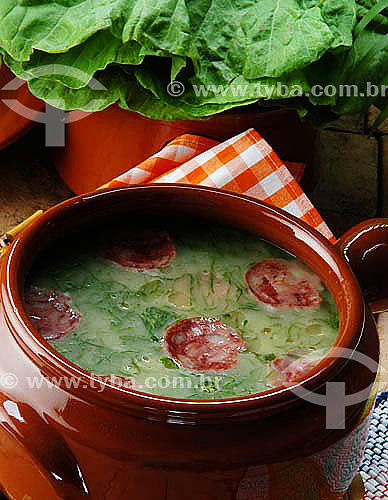  Culinária de origem portuguesa - caldo verde (couve, batatas e linhuiça calabresa)  - Brasil