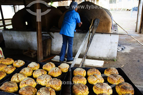  Broa de milho assada em forno de barro  - Caldas - Minas Gerais - Brasil