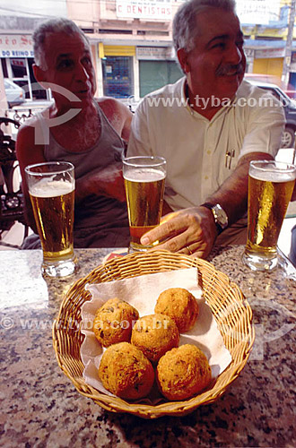  Homens em bar comendo bolinho de bacalhau com chopp - Bacalhau do Rei - Gávea - Rio de Janeiro - RJ - Brasil

  - Rio de Janeiro - Rio de Janeiro - Brasil