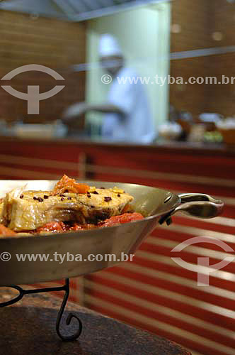  Prato de peixe e cozinheiro ao fundo no restaurante GRILL 22 - Praça XV - Rio de Janeiro - RJ - Brasil  - Rio de Janeiro - Rio de Janeiro - Brasil