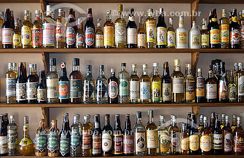  Prateleiras com garrafas de cachaça - loja de cachaças em Paraty - RJ - Brasil  - Paraty - Rio de Janeiro - Brasil
