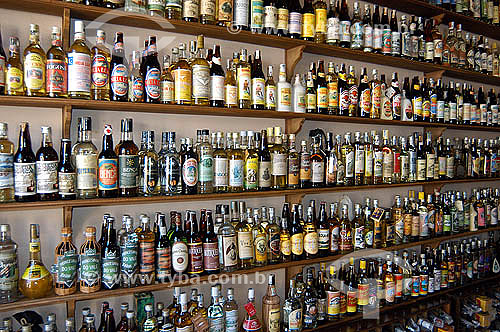  Prateleiras com garrafas de cachaça - loja de cachaças em Paraty - RJ - Brasil  - Paraty - Rio de Janeiro - Brasil