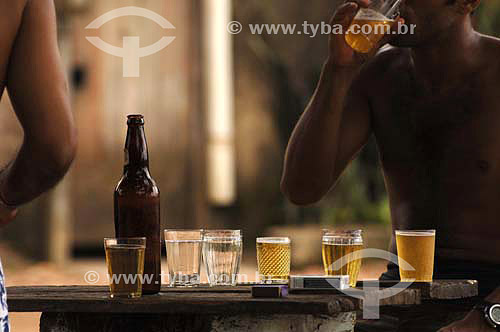  Copos, cerveja e cigarro em mesa de bar - Sambaetiba / Itaboraí - RJ - Brasil - 7/01/2007  - Itaboraí - Rio de Janeiro - Brasil