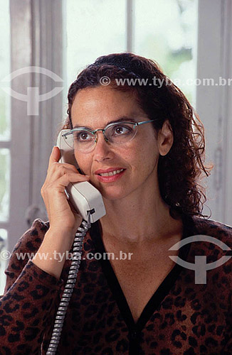  Telecomunicação - mulher ao telefone fixo 