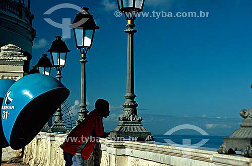  Homem olhando à vista perto de um telefone público (Orelhão) em Salvador - Bahia - Brasil - 2004  - Salvador - Bahia - Brasil