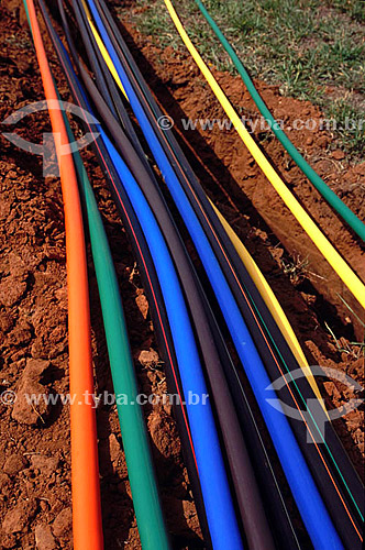  Tecnologia: cabos de fibra ótica - Rodovia Washinton Luiz - Rio Claro - SP - Brasil  - Rio Claro - São Paulo - Brasil